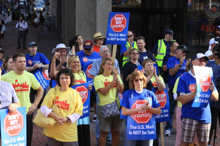 APWU: Postal Workers, Teachers, Customers Take ‘Don’t Buy’ Campaign to Staples’ Home Turf