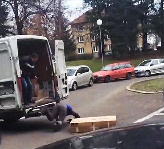 Video: He must REALLY need that parcel! Czech Customer Explodes in Rage